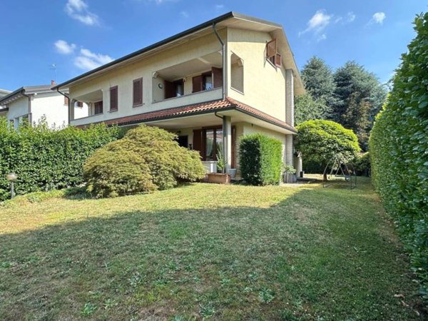 casa indipendente in vendita a Saronno