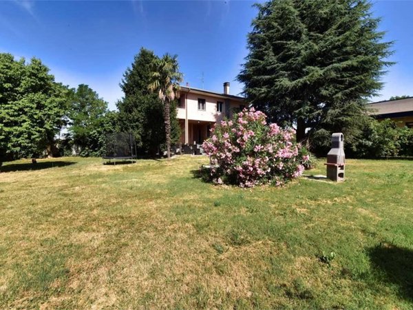 casa indipendente in vendita a Saronno