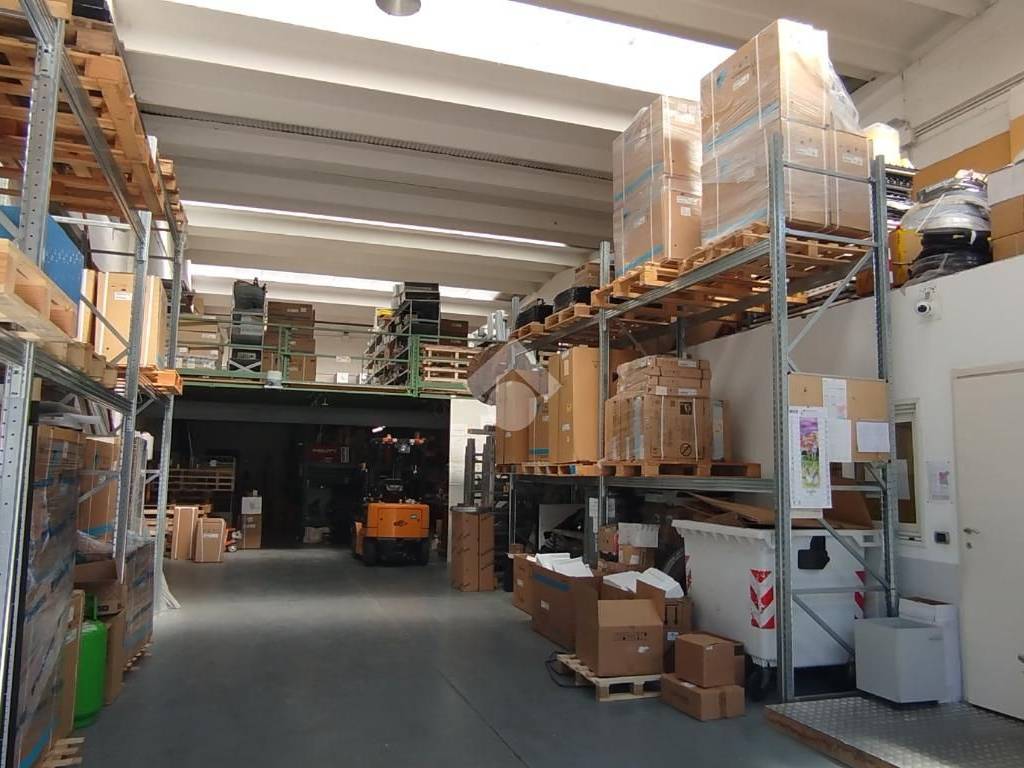 locale commerciale in vendita a Saronno