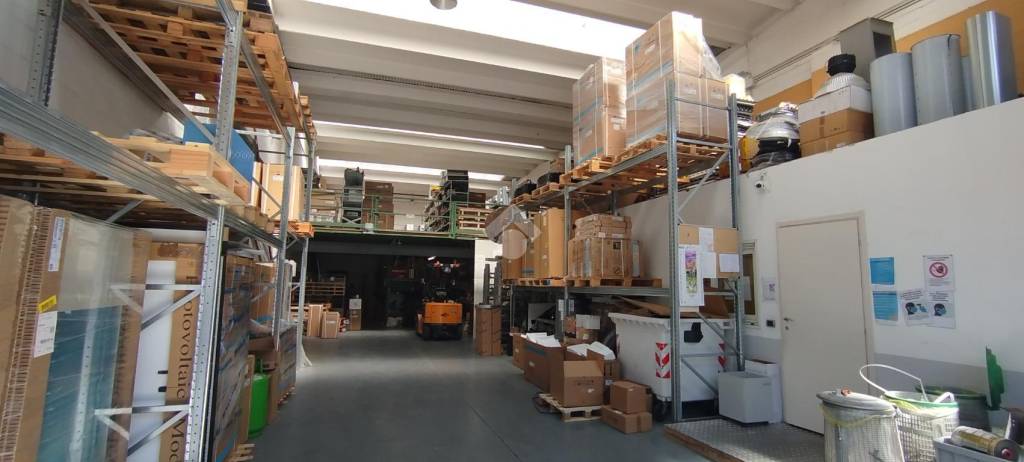 locale commerciale in vendita a Saronno