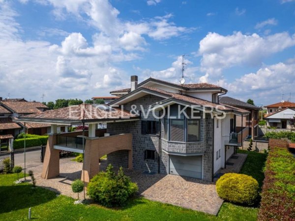 casa indipendente in vendita a Saronno