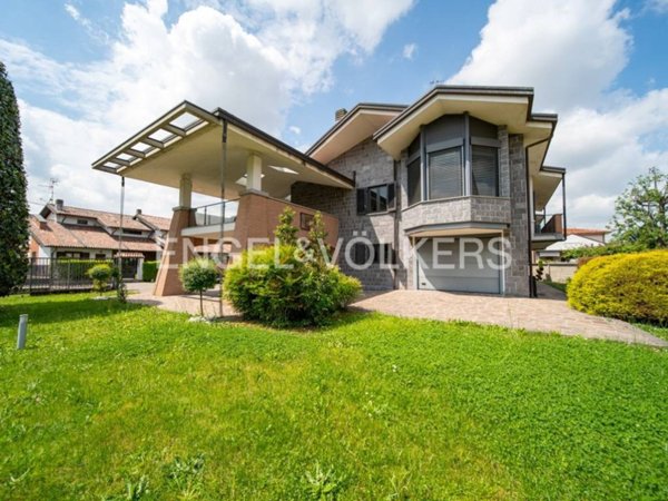 casa indipendente in vendita a Saronno