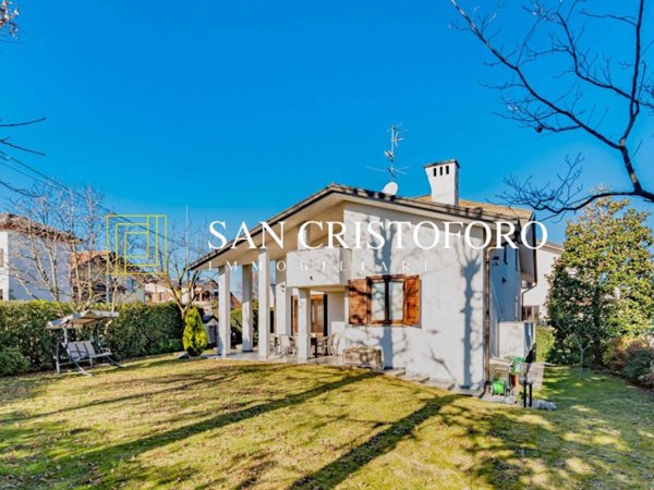 casa indipendente in vendita a Saronno