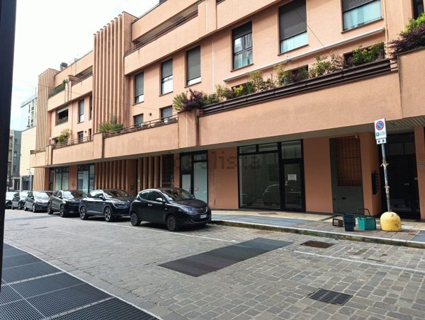 locale commerciale in vendita a Saronno