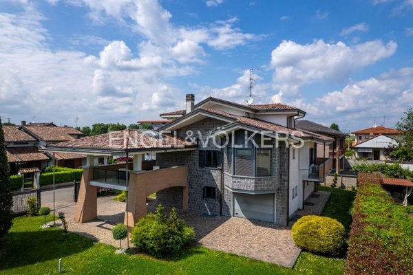 casa indipendente in vendita a Saronno