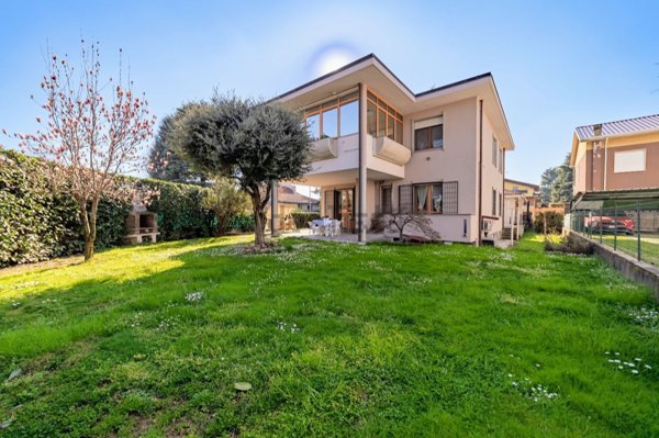 casa indipendente in vendita a Saronno
