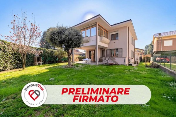 casa indipendente in vendita a Saronno