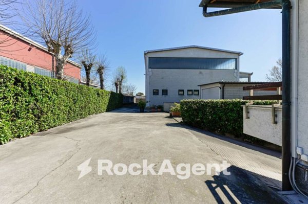 locale commerciale in vendita a Saronno