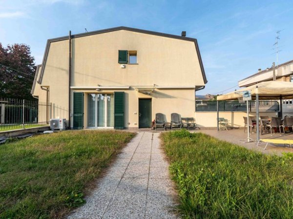casa indipendente in vendita a Saronno in zona Campo dei Fiori