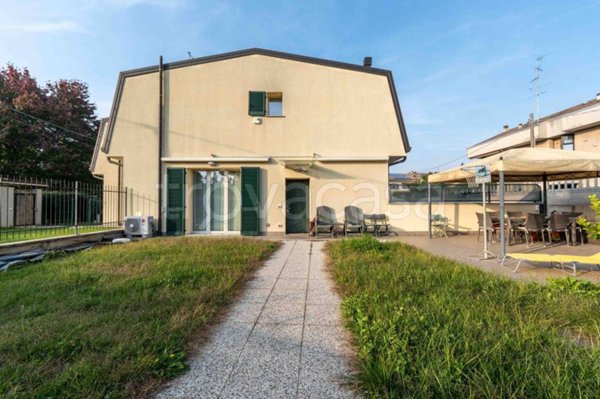casa indipendente in vendita a Saronno in zona Campo dei Fiori