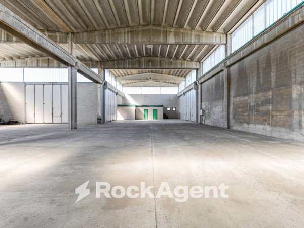 capannone in vendita a Saronno