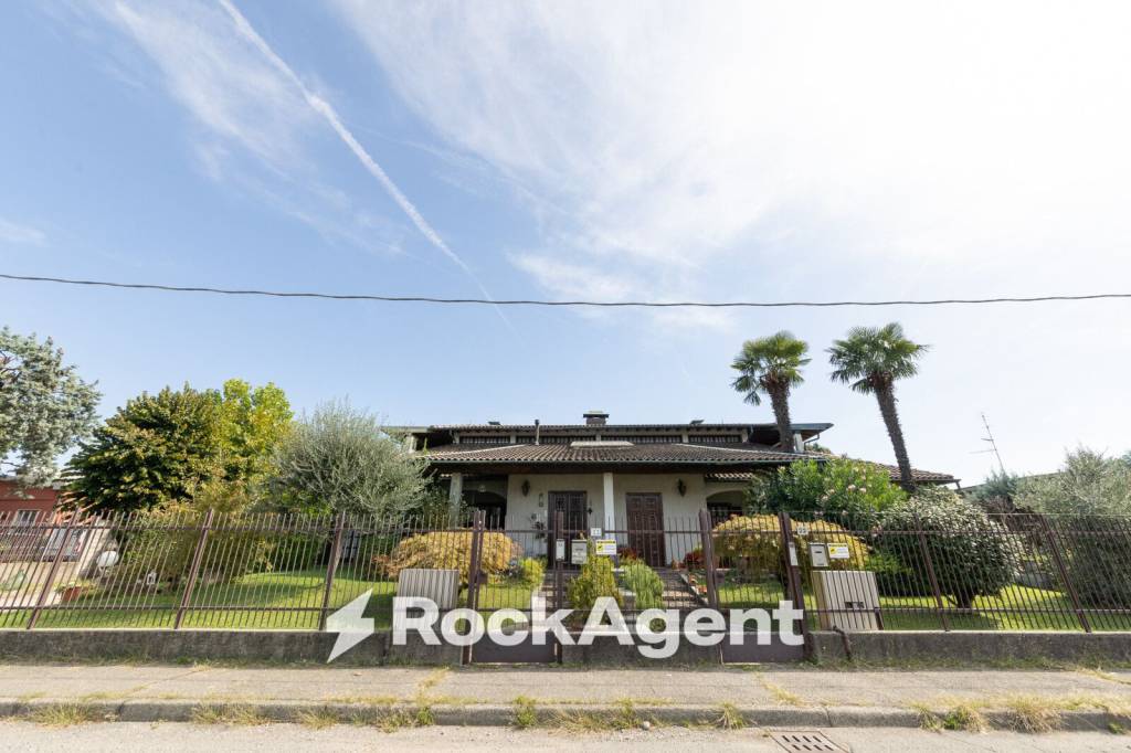 casa indipendente in vendita a Saronno