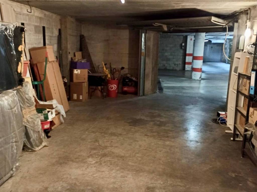 locale commerciale in vendita a Saronno