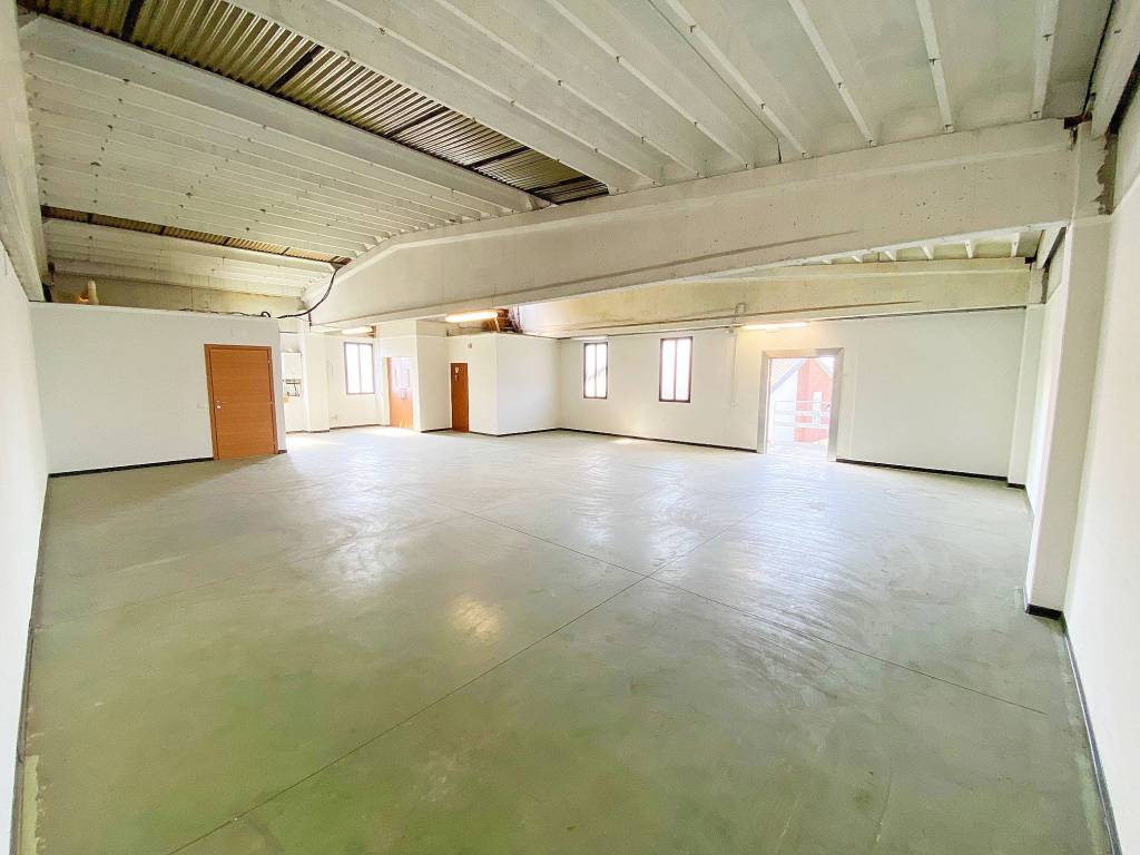 negozio in vendita a Saronno