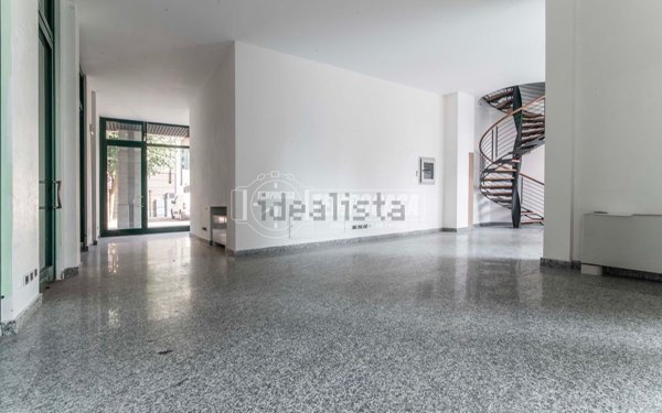 locale commerciale in vendita a Saronno