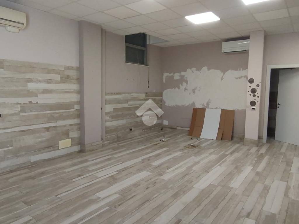 negozio in vendita a Saronno