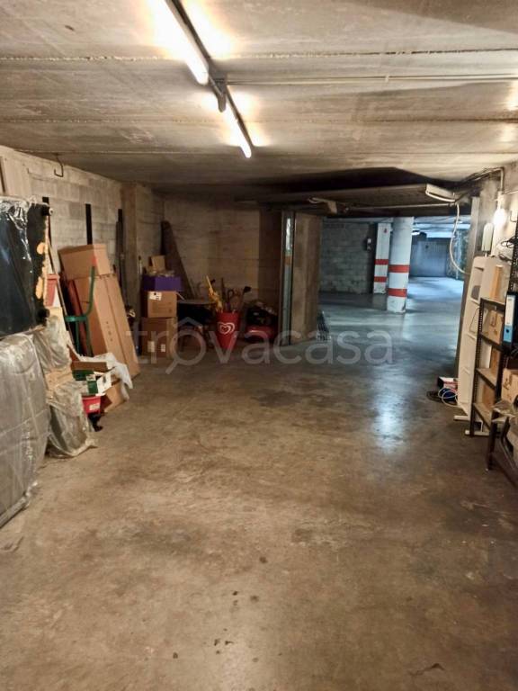 locale commerciale in vendita a Saronno