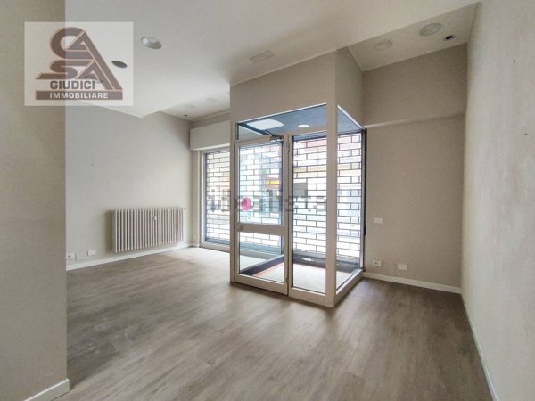 locale commerciale in vendita a Saronno