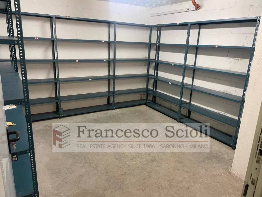 locale commerciale in vendita a Saronno