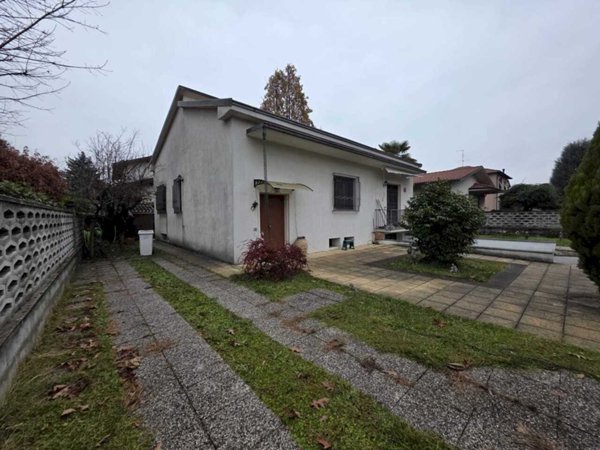 casa indipendente in vendita a Saronno