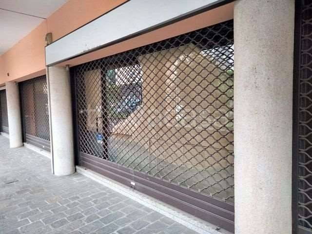 negozio in vendita a Saronno