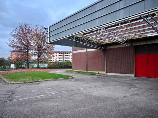 locale commerciale in vendita a Saronno