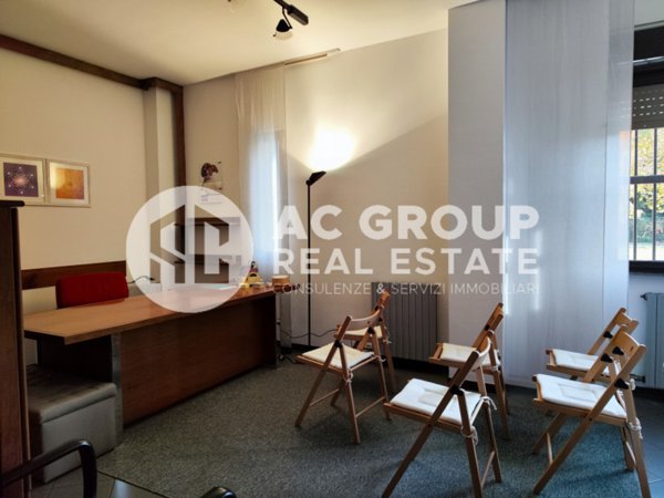 locale commerciale in vendita a Saronno