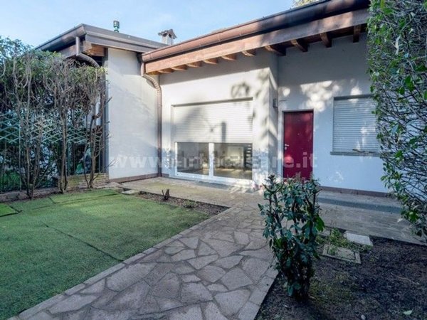 casa indipendente in vendita a Saronno