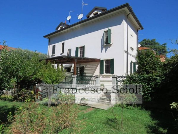 casa indipendente in vendita a Saronno