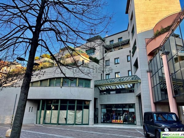 locale commerciale in vendita a Saronno