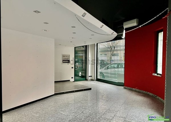 locale commerciale in vendita a Saronno