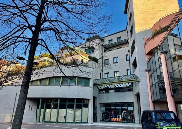 locale commerciale in vendita a Saronno