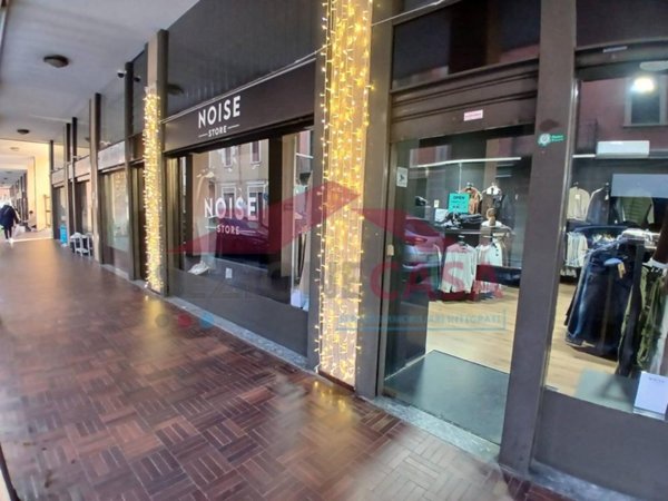 negozio in vendita a Saronno