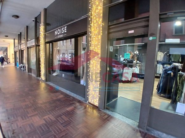 locale commerciale in vendita a Saronno