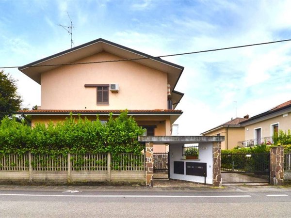 casa indipendente in vendita a Saronno