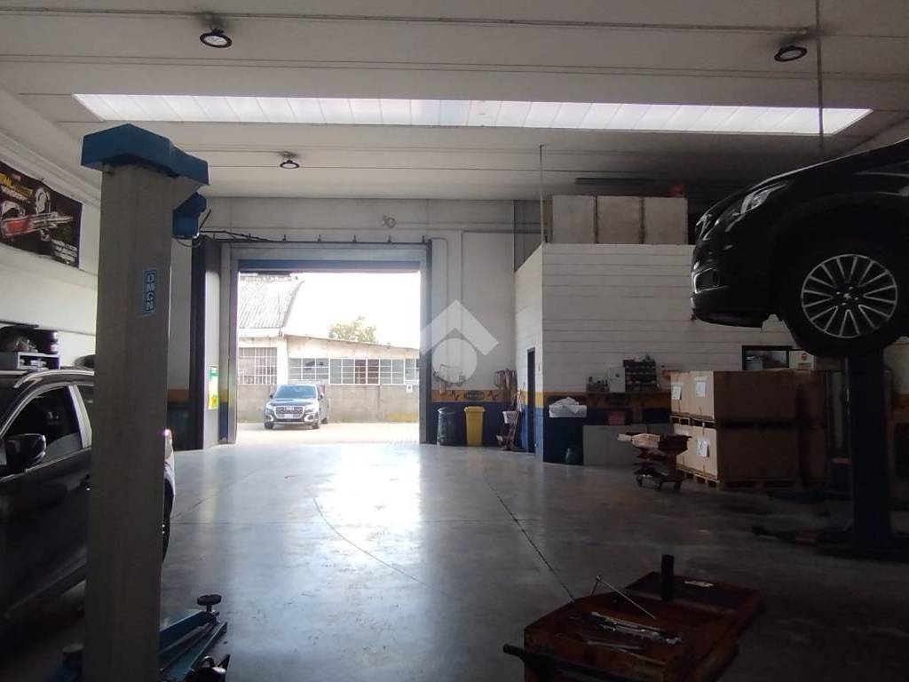 locale commerciale in vendita a Saronno