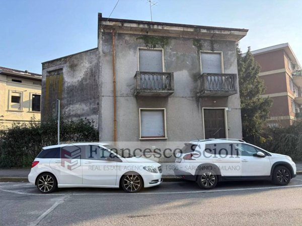 casa indipendente in vendita a Saronno