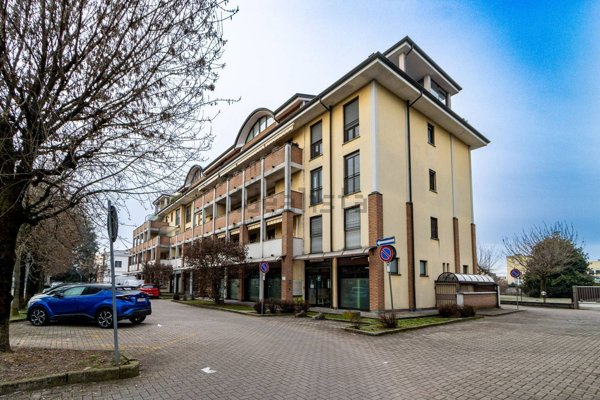 locale commerciale in vendita a Saronno