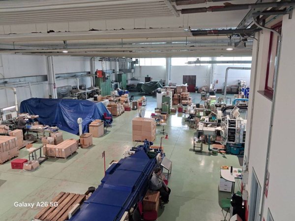 locale commerciale in vendita a Saronno