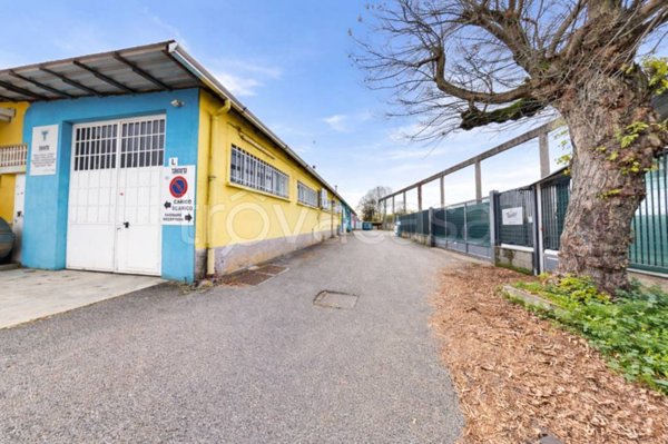 locale commerciale in vendita a Saronno