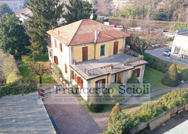 casa indipendente in vendita a Saronno