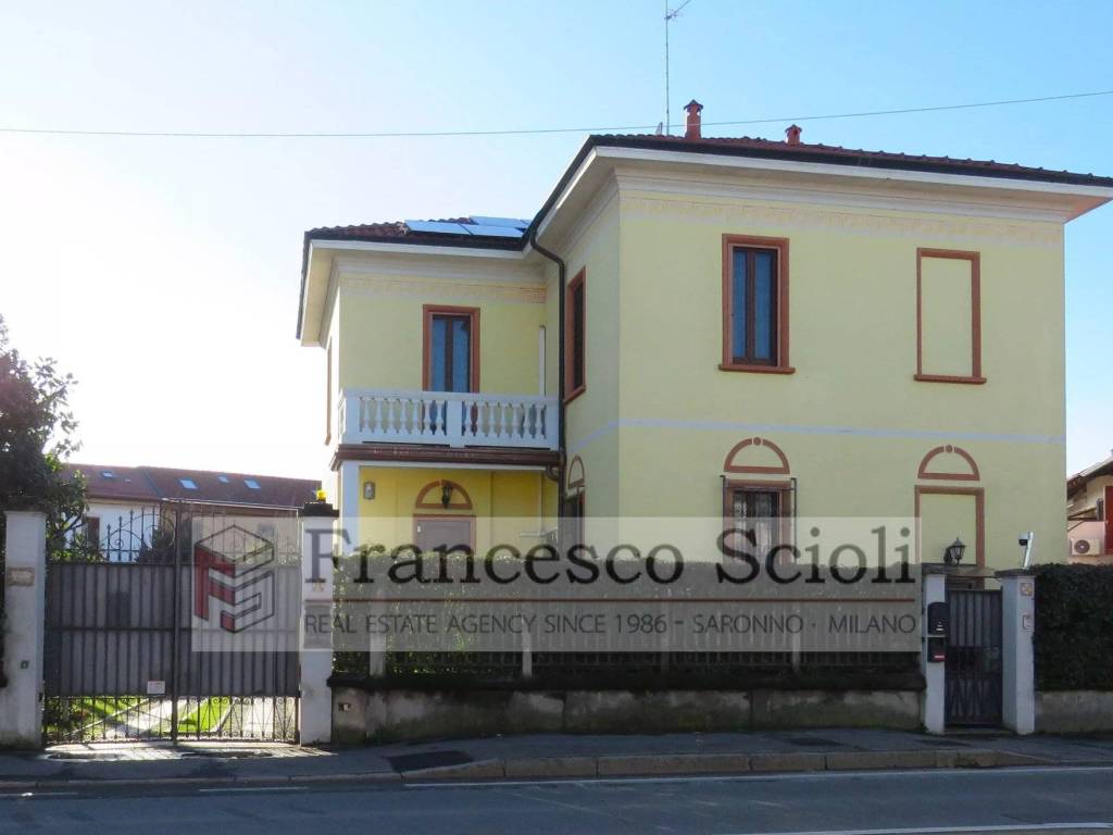 casa indipendente in vendita a Saronno