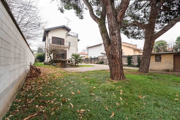 casa indipendente in vendita a Saronno