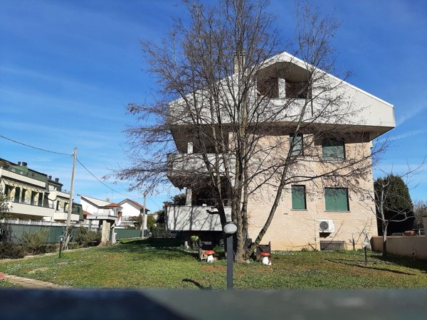 appartamento in vendita a Saronno in zona Campo dei Fiori