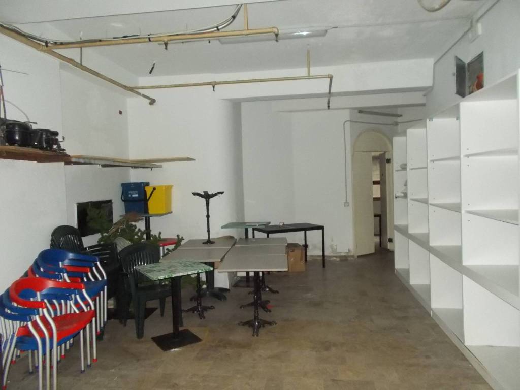 locale commerciale in vendita a Saronno