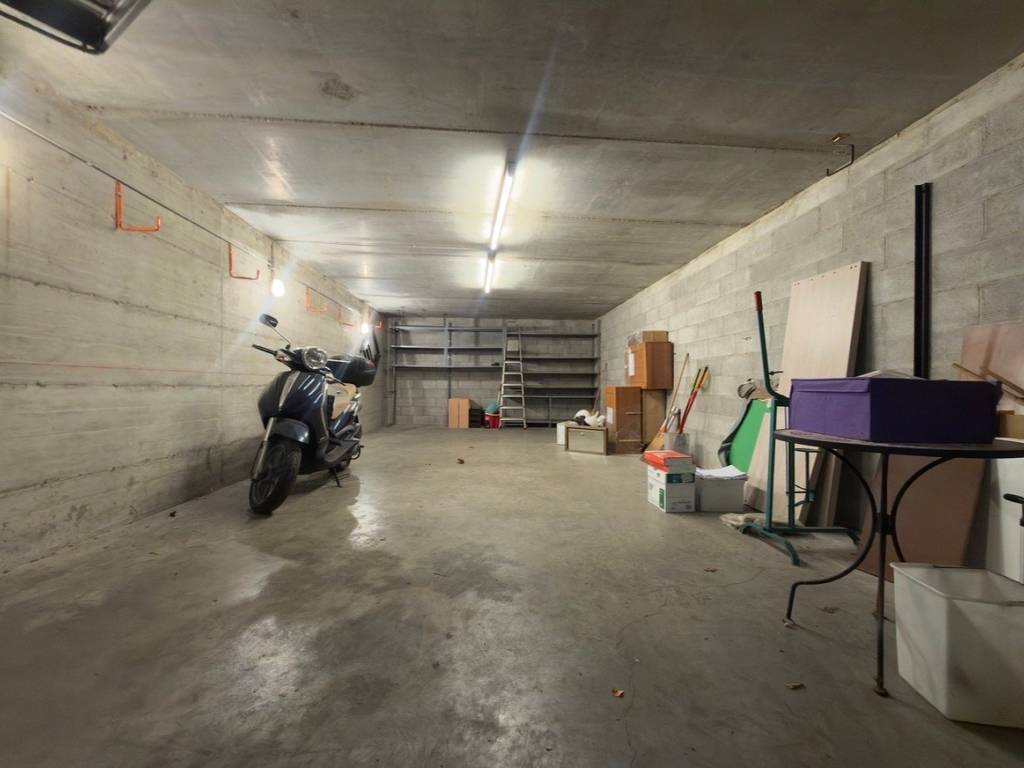 locale commerciale in vendita a Saronno