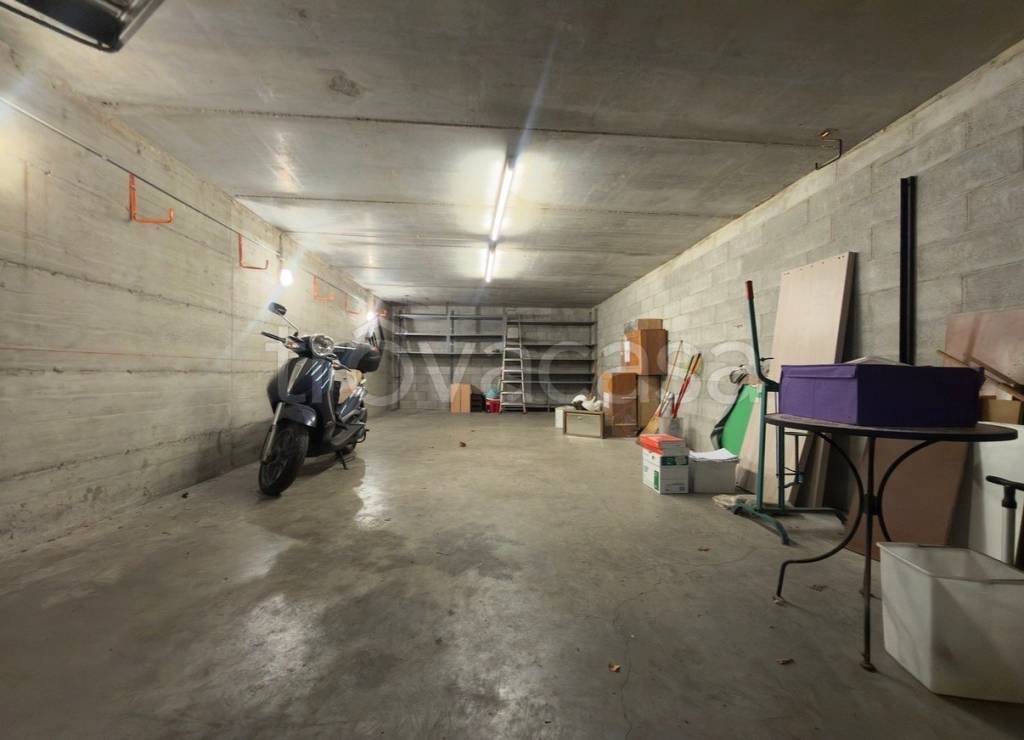 locale commerciale in vendita a Saronno