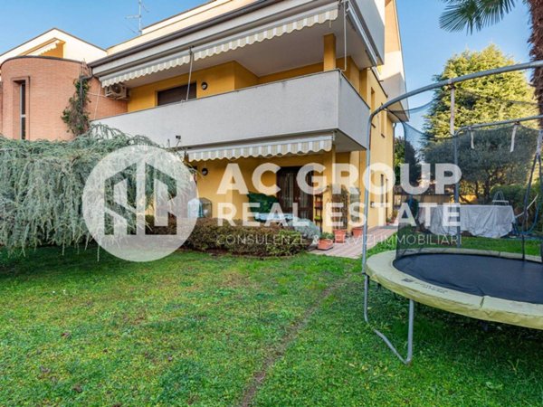 casa indipendente in vendita a Saronno