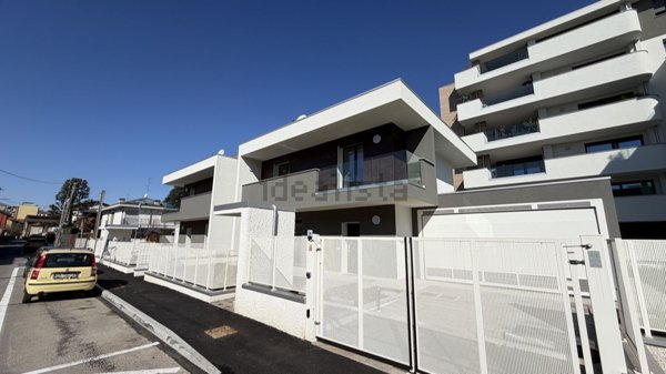 casa indipendente in vendita a Saronno