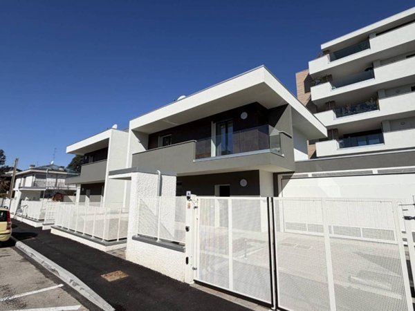 casa indipendente in vendita a Saronno